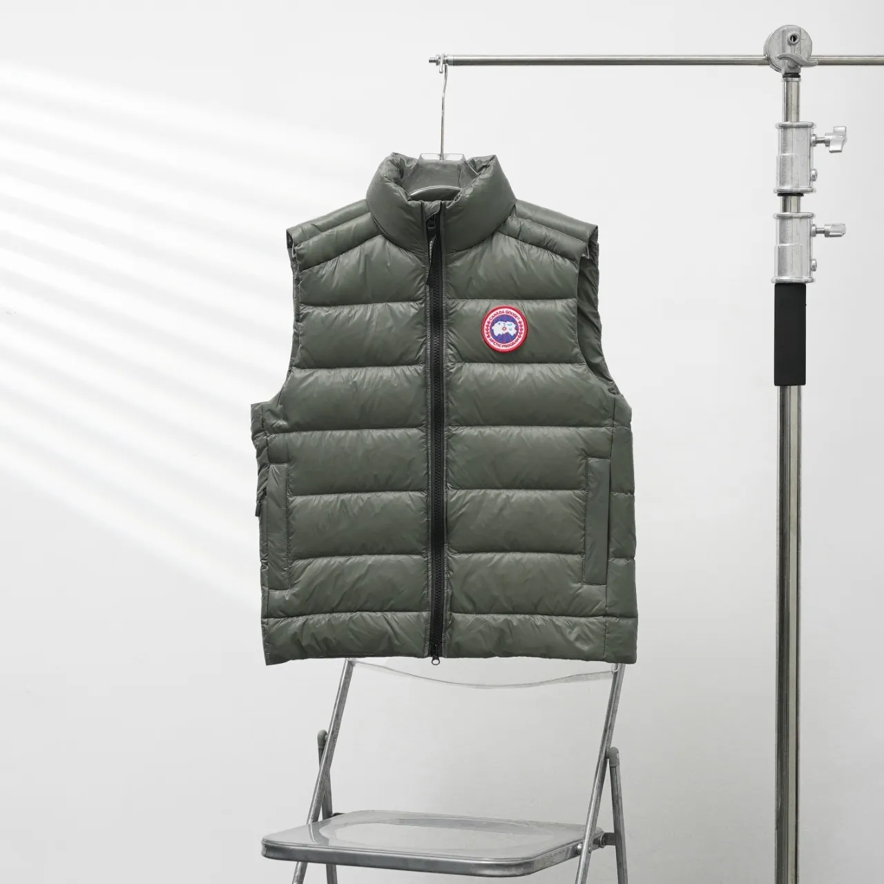 P480 top version Canadian brand vest new model Canada Goose has always been recognized as the warmest down jacket. Various Instagram celebrities, Internet celebrities, and celebrities often wear it for street photos. I make Canada Goose every year, but I still can’t get rid of my love for it. No matter how cold the days are, there is no need to be afraid, because there is! Filled with 90% white duck down, it is the legendary warmest down jacket and is known as a must-have for Arctic outdoor sports! The most popular down jacket in the world, celebrities are rushing to buy it, it is a must-have! Same style for men and women Size: xs ~ xxl